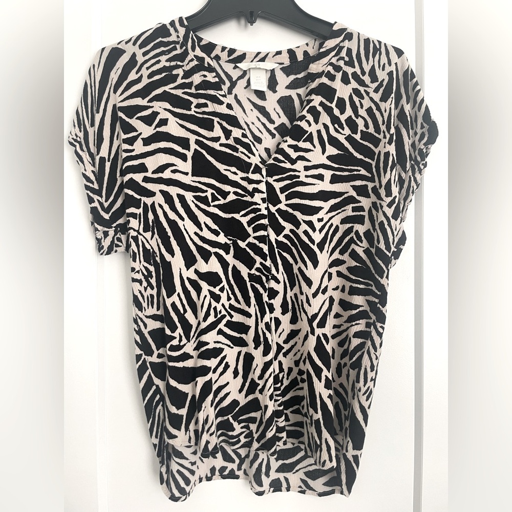 H&M Black and White Graphic Relaxed Blouse with Short Sleeves
